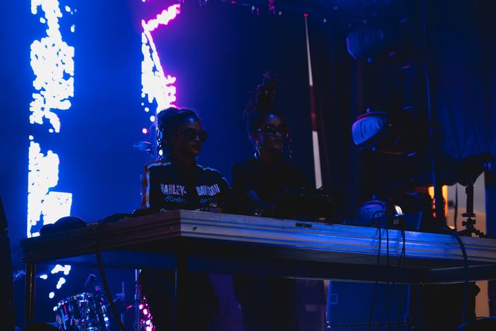 Coco & Breezy live — photo by Malachi Sanchez