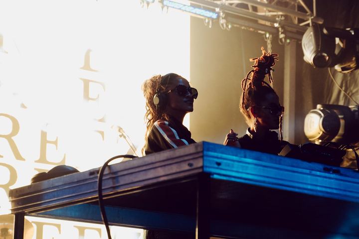Coco & Breezy live — photo by Malachi Sanchez