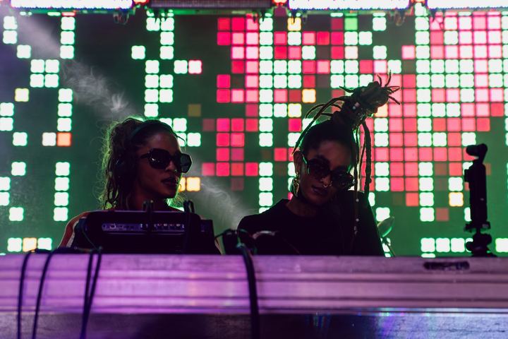 Coco & Breezy live — photo by Malachi Sanchez