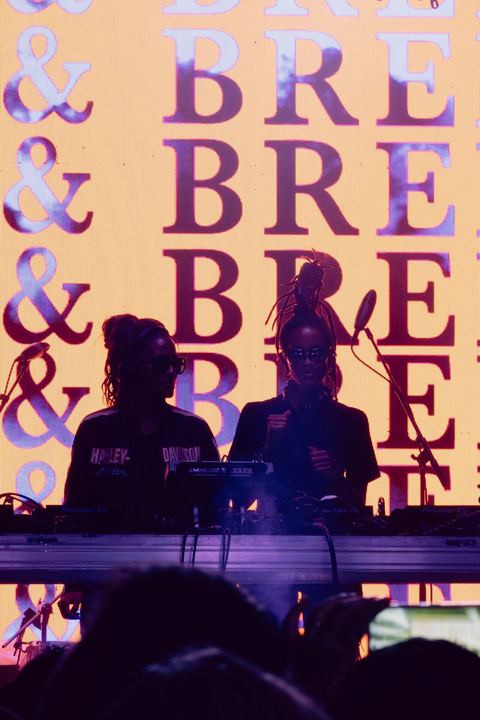 Coco & Breezy live — photo by Malachi Sanchez