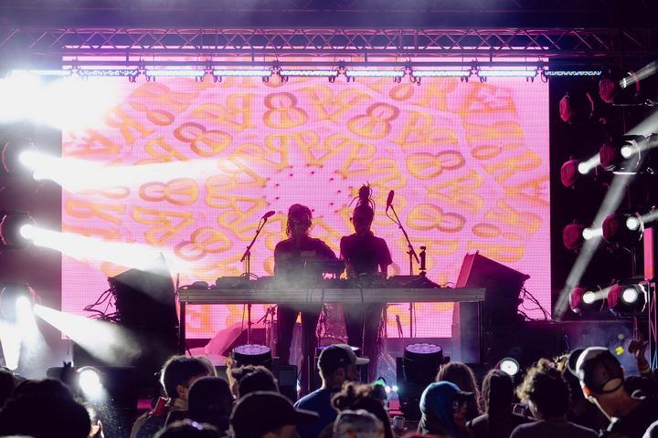 Coco & Breezy live — photo by Malachi Sanchez