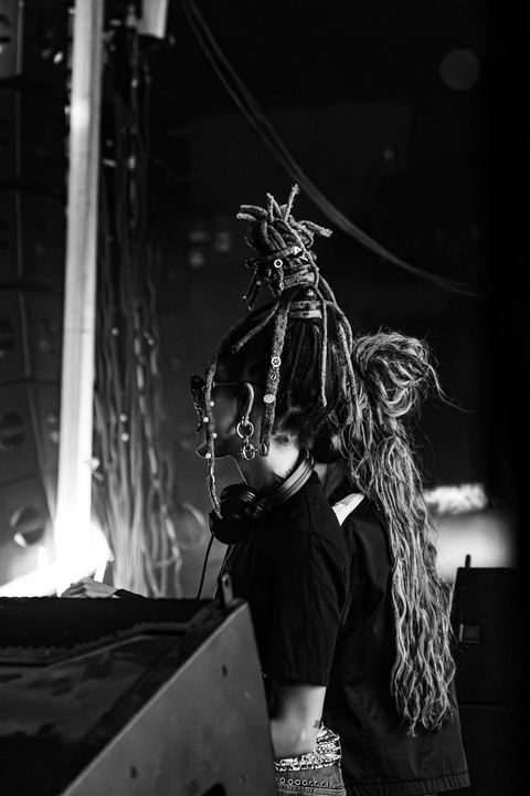 Coco & Breezy live — photo by Malachi Sanchez