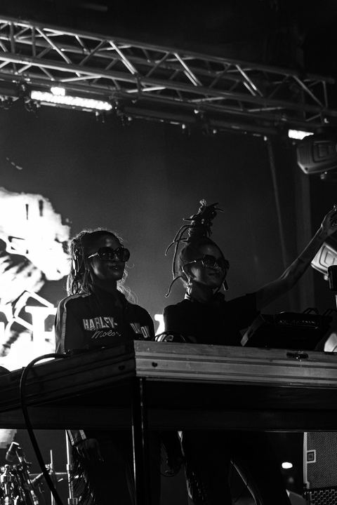 Coco & Breezy live — photo by Malachi Sanchez