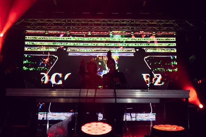 Coco & Breezy live — photo by Malachi Sanchez