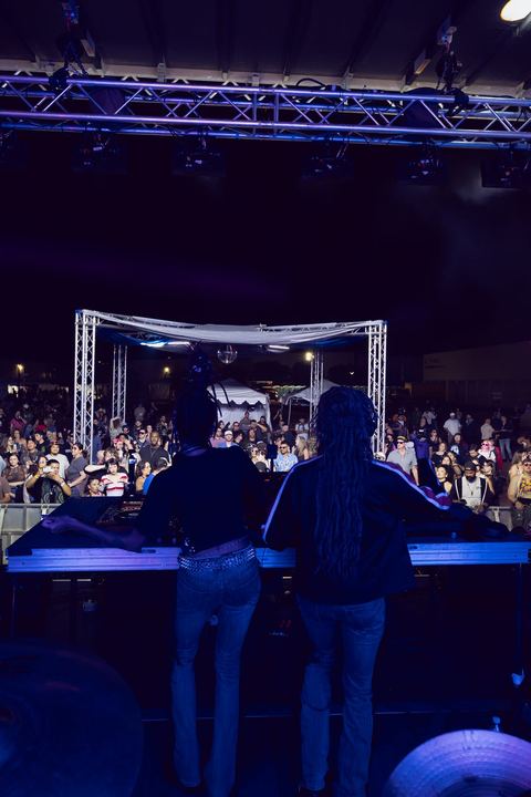 Coco & Breezy live — photo by Malachi Sanchez