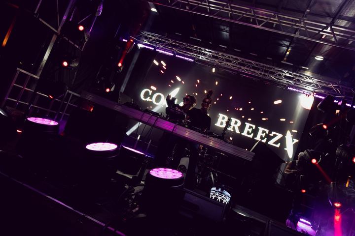 Coco & Breezy live — photo by Malachi Sanchez