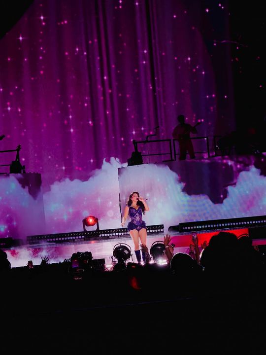 Kali Uchis live — photo by Malachi Sanchez