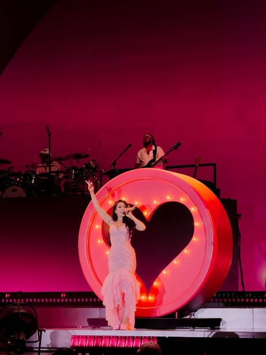 Kali Uchis live — photo by Malachi Sanchez